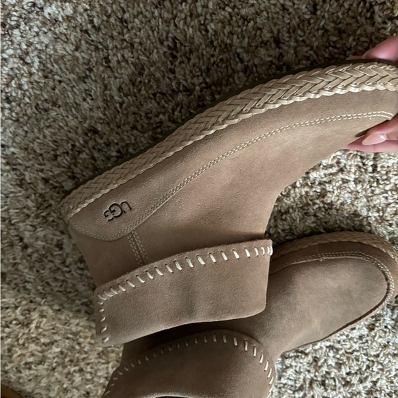 UGG, tan boot zips up the back of the foot very comfort - Picture 4 of 10